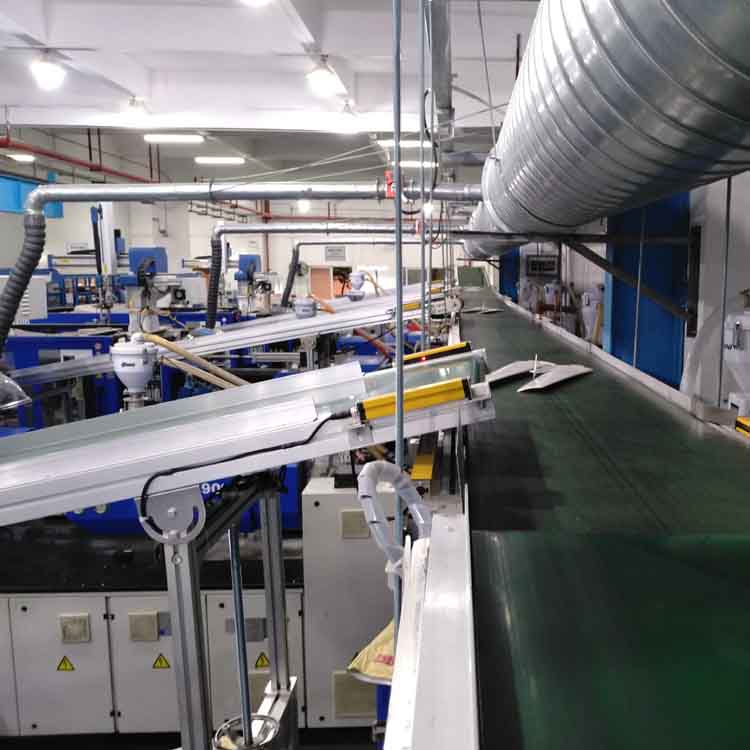 注塑车间流水线加工